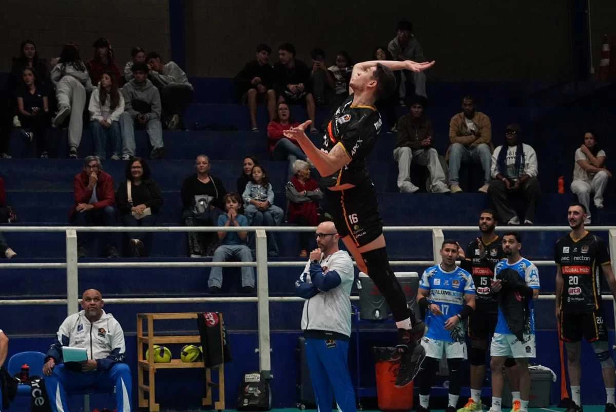 Itaquá vôlei surpreende e vai à semifinal do Paulista