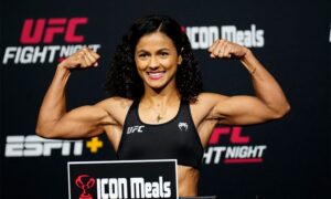 Natália Silva conquista título inédito no UFC