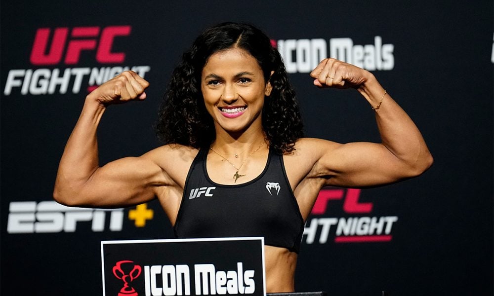 Natália Silva conquista título inédito no UFC