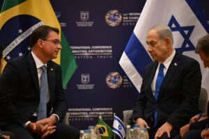 Netanyahu chama Brasil de “pequeno país” e cogita ir à posse de Flávio
