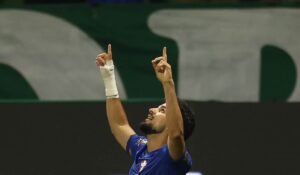 Palmeiras vence Bahia e cola na liderança do Brasileirão