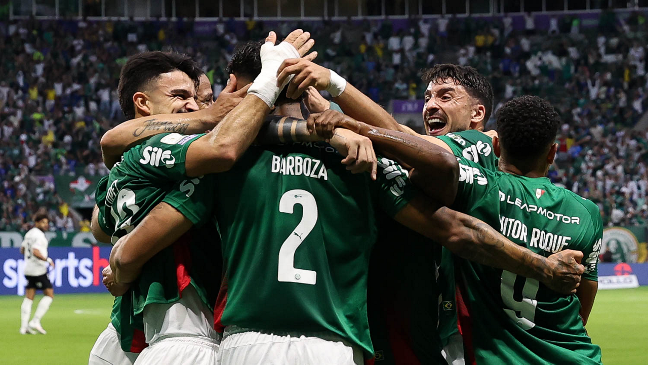 Palmeiras goleia Corinthians por 4 a 1 no Dérbi
