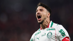 Palmeiras vence Athletico e assume liderança do Brasileirão