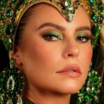 Paolla Oliveira é coroada rainha de bateria da Imperatriz