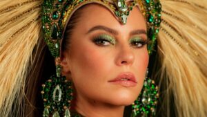 Paolla Oliveira é coroada rainha de bateria da Imperatriz