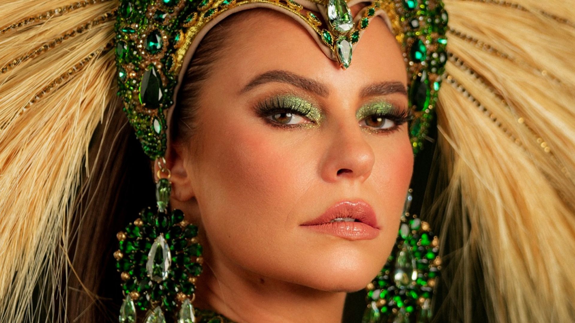 Paolla Oliveira é coroada rainha de bateria da Imperatriz