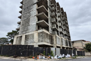 Prédio embargado na Vila Formosa segue parado após 2 anos