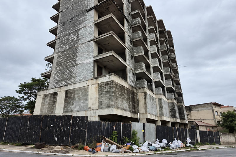 Prédio embargado na Vila Formosa segue parado após 2 anos