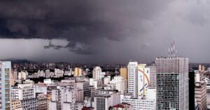 Previsão do tempo SP: chuva volta e máxima cai para 22°C