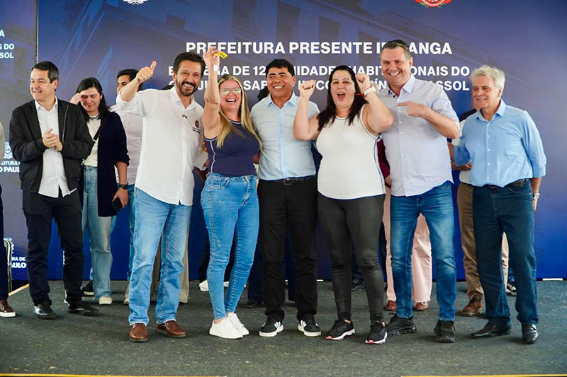 Ricardo Nunes entrega moradias e escrituras no Ipiranga