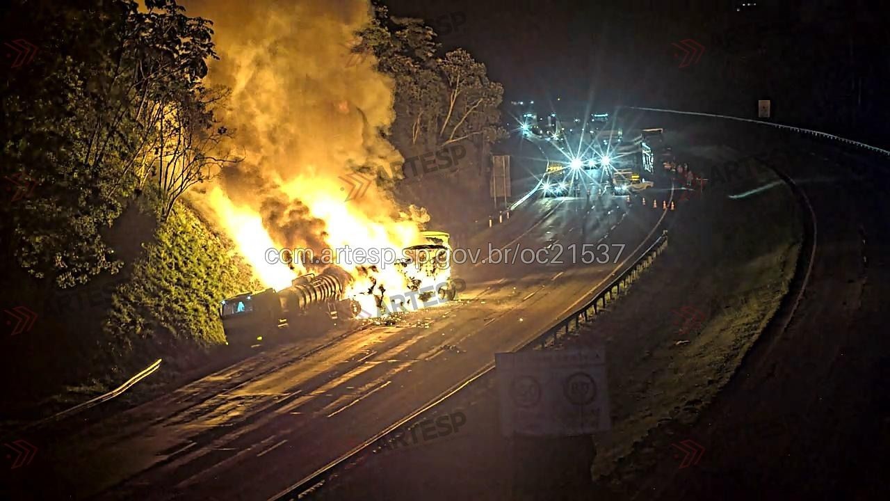 Rodoanel interditado após incêndio entre carretas em SP