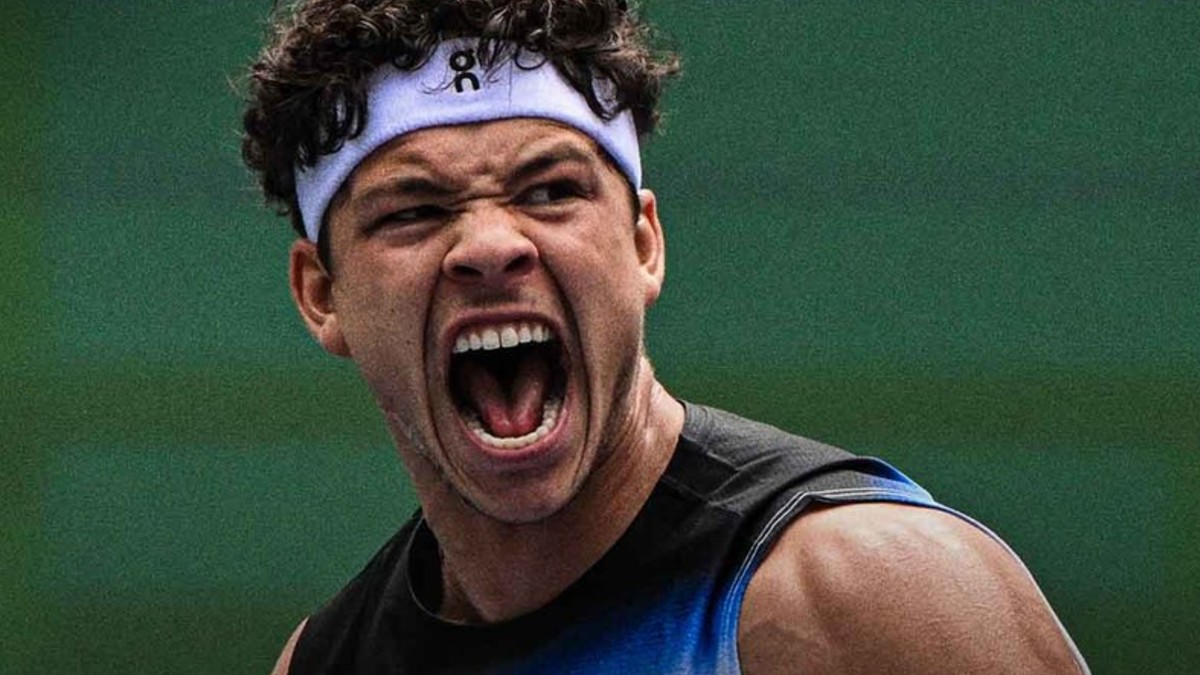 Shelton faz 24 anos com vitória e mira vaga no ATP Finals