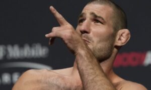 Strickland x UFC: Cormier defende valorização salarial