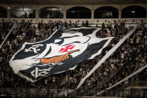 Vasco vence Corinthians de virada e deixa rival no Z4